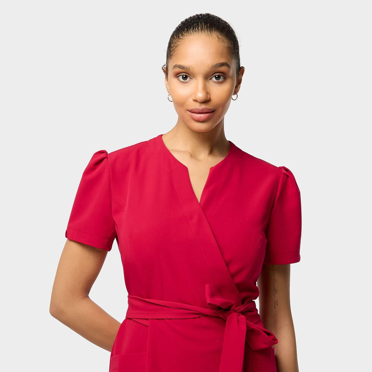 Zdravotnická halenka AMELIA s vázáním  - RED CHERRY 