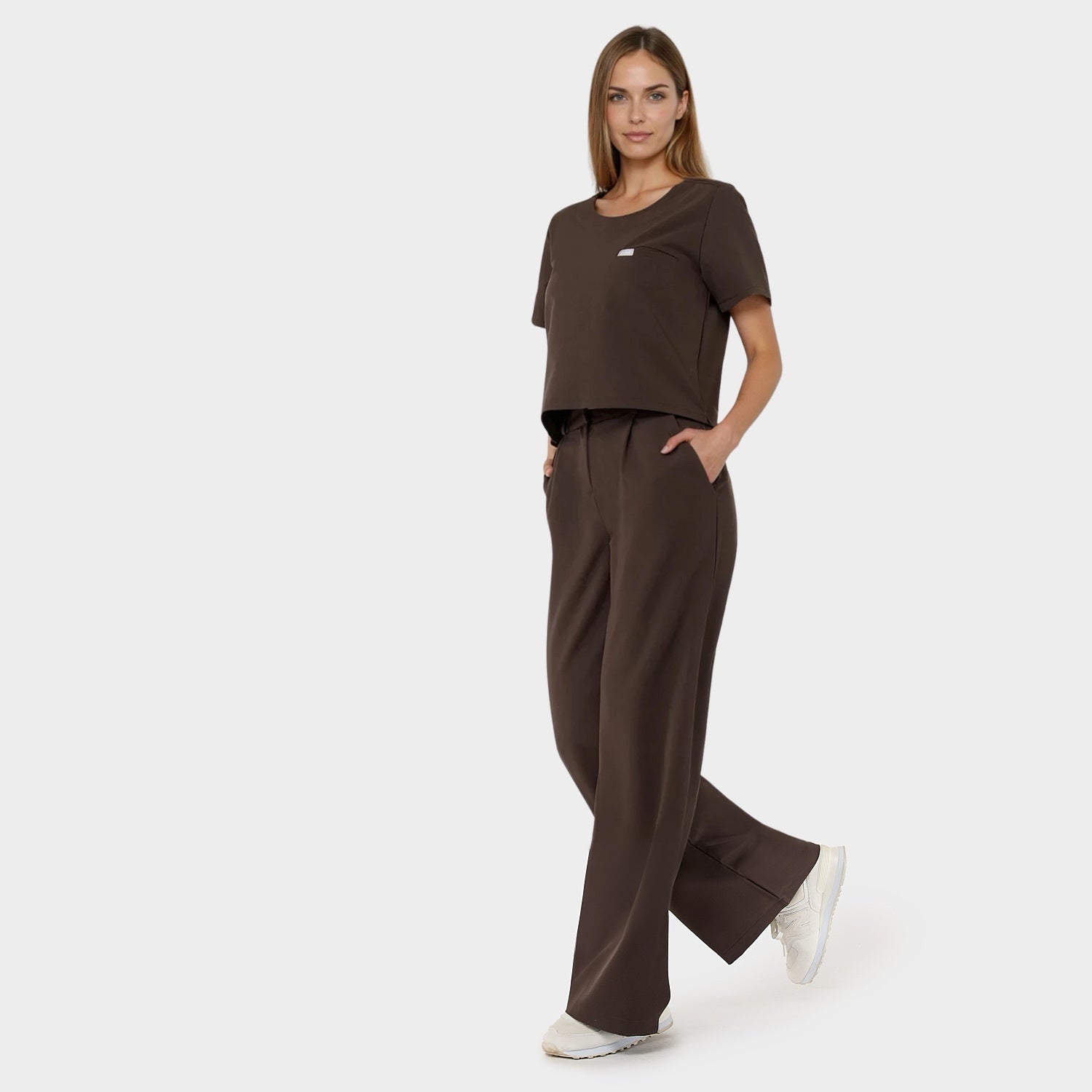 Damskie spodnie medyczne Aura Dark Chocolate - eleganckie zakładki na wysokiej talii - Vena Uniformy