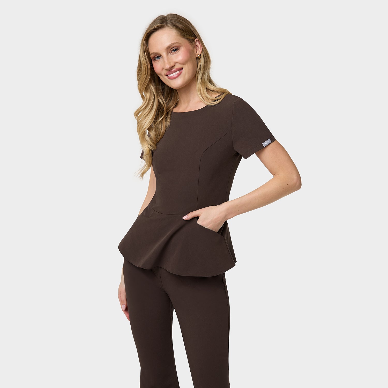 Bluza medyczna damska KIM w odcieniu Dark Chocolate z krytym zamkiem na plecach i baskinką - Vena Uniformy
