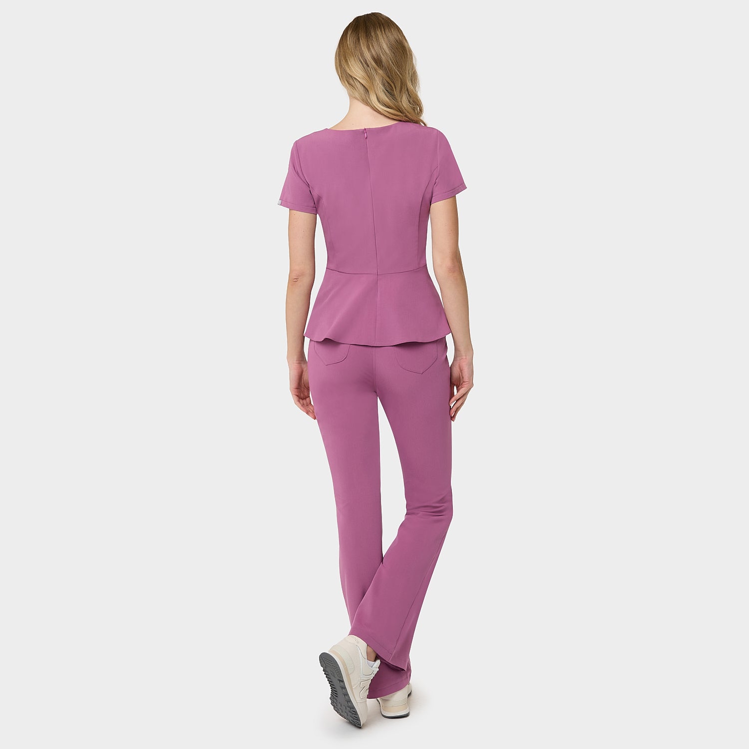 Bluza medyczna KIM w kolorze Berry Crush - taliowany fason z baskinką dla pracownic medycznych - Vena Uniformy