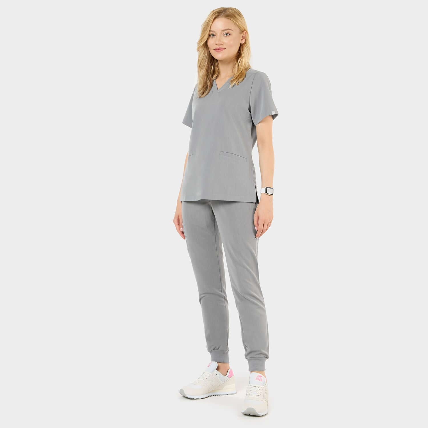 Bluza medyczna Emily w kolorze misty grey – widok z przodu na kobiecie.