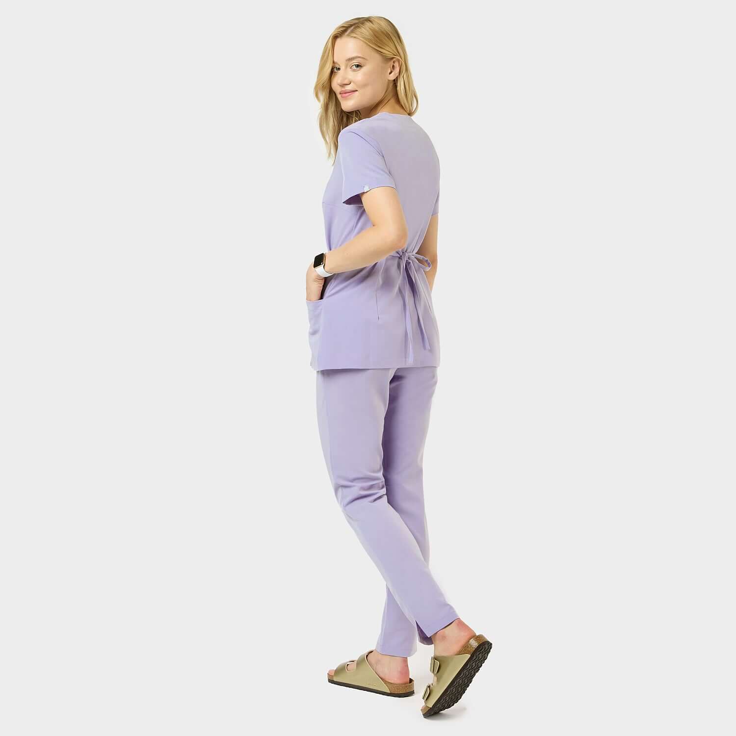 Fartuszek medyczny KATE w kolorze Soft Lilac - kobieta w ruchu