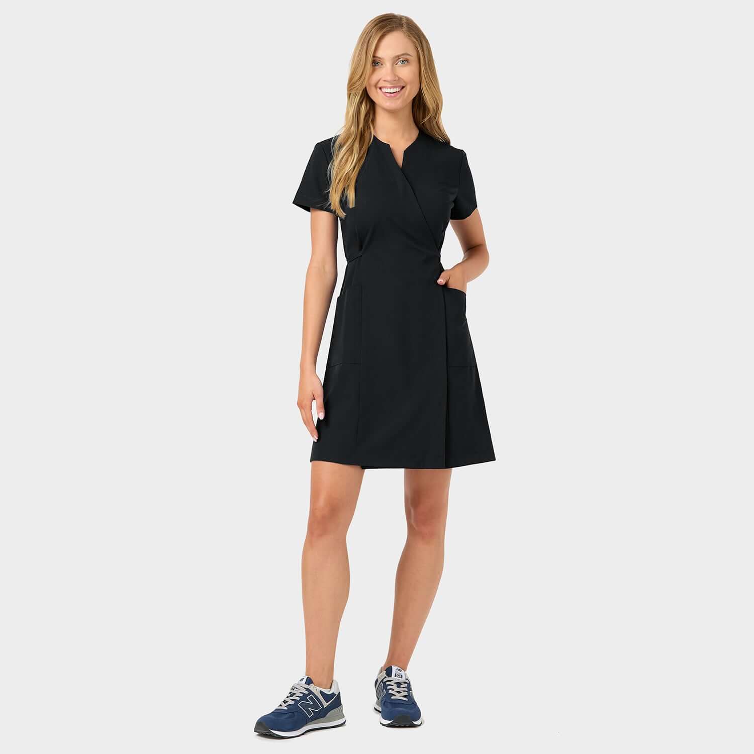 Detale wiązanej sukienki medycznej Kate black na modelce